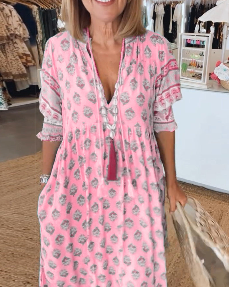 Casual printed dress with v-neck and half-length sleeves