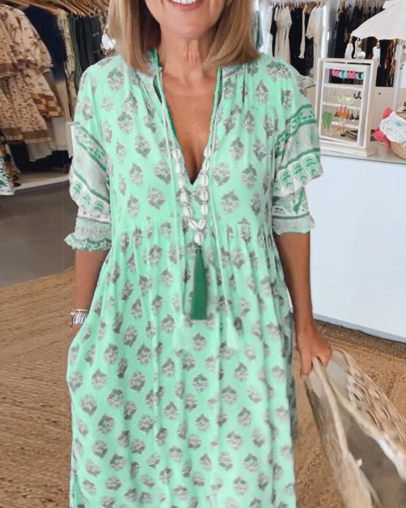 Casual printed dress with v-neck and half-length sleeves